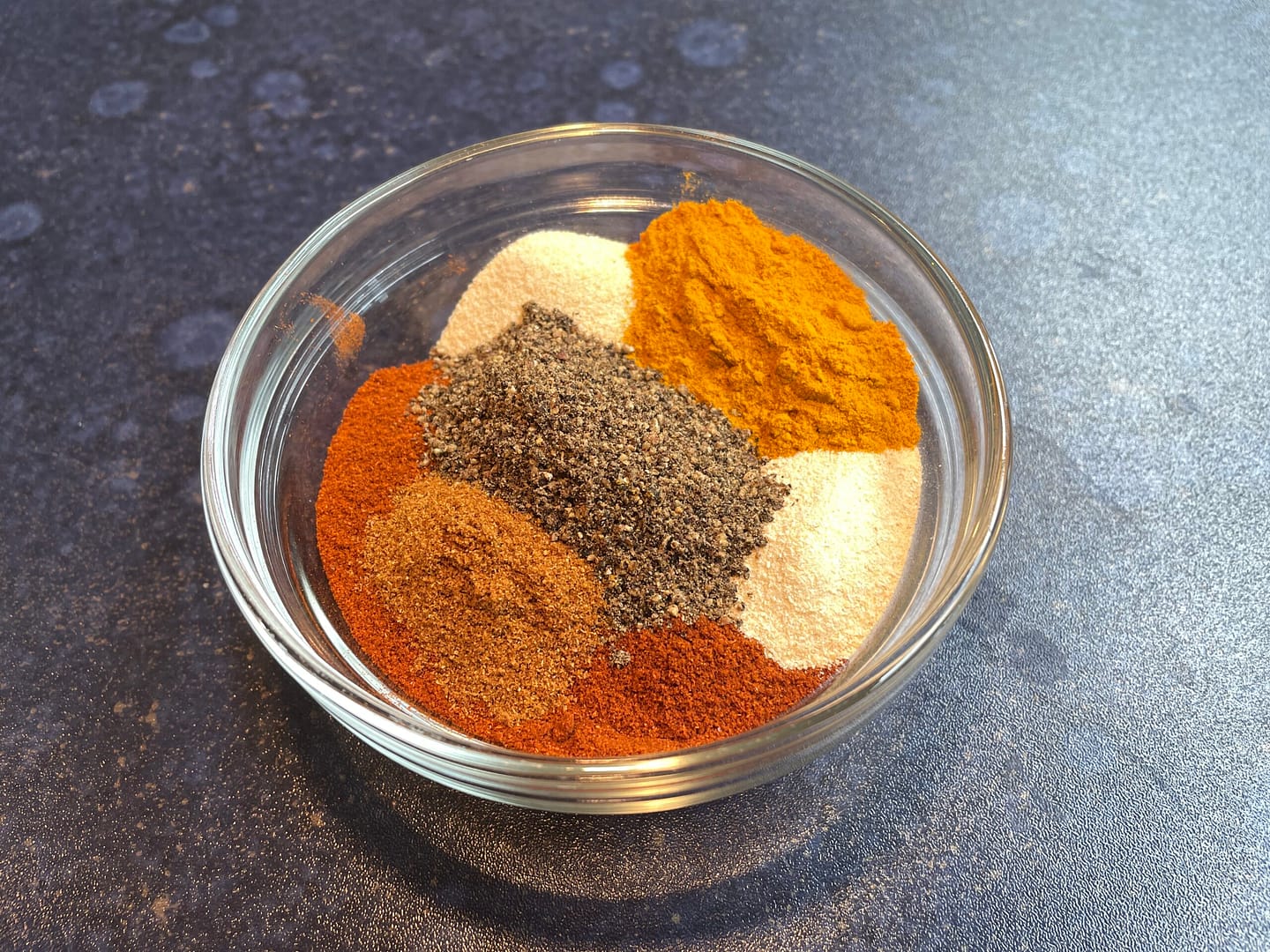Kom met zelfgemaakte BBQ rub van kruiden en specerijen